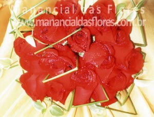 Bouquet de Rosas colombianas com junco e pepirônio