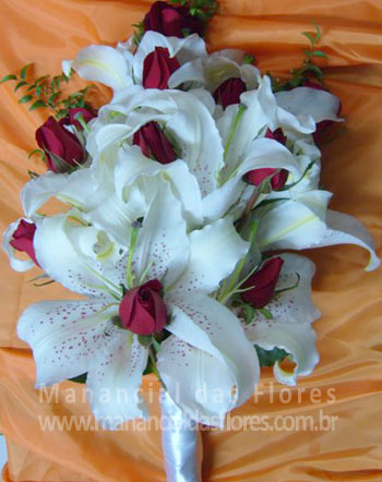 Bouquet cacho de uva de lírios com rosas