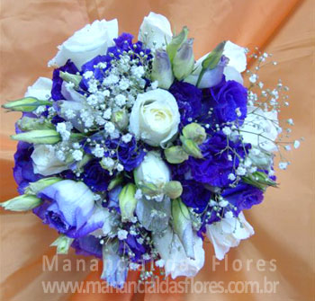 Bouquet redondo de lisiantos com rosas