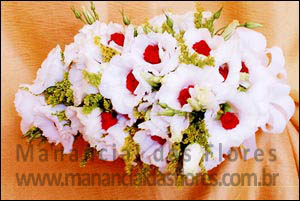 Bouquet de Lisiantus com mini rosas