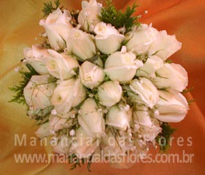 Bouquet de rosas brancas com egipsophila