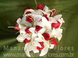 Bouquet de noiva com lírios e rosas