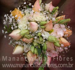 Bouquet de lisiantos com rosas champagne