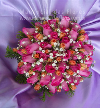 Bouquet de noiva redondo com rosas e mini rosas.