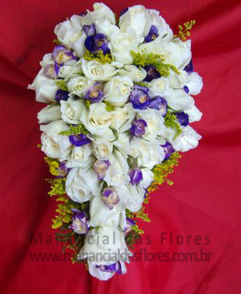 Bouquet cacho  de uva com rosas e mini-rosas