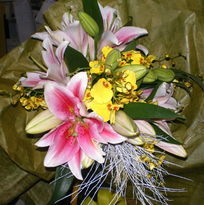 Bouquet de noiva redondo com lírios ,rosas e orquídea chuva de outro