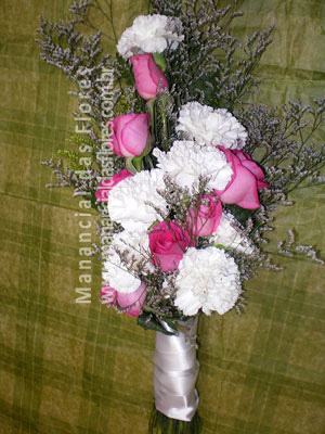 Bouquet braçada de rosas com cravos