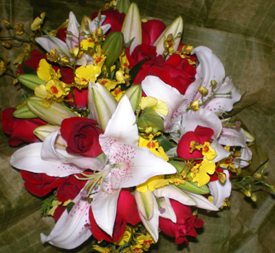 Bouquet de lírios, rosas e orquídea chuva de ouro