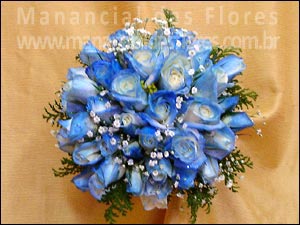 Bouquet de rosas azuis com egipsophila