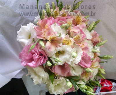 Bouquet arredondado de lisiantos brancos e lisiantos rosa
