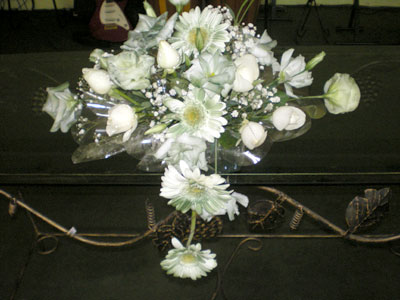 Decoracao cascata com gerbera e rosas