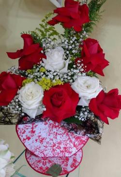 Arranjo de Rosas Brancas com Rosas Colombianas Vermelhas